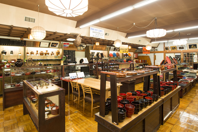 本社内ショールーム：うるし工芸館